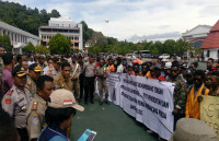Pelajar Mamteng Unjuk Rasa Minta Bupati Cairkan Beasiswa 2017